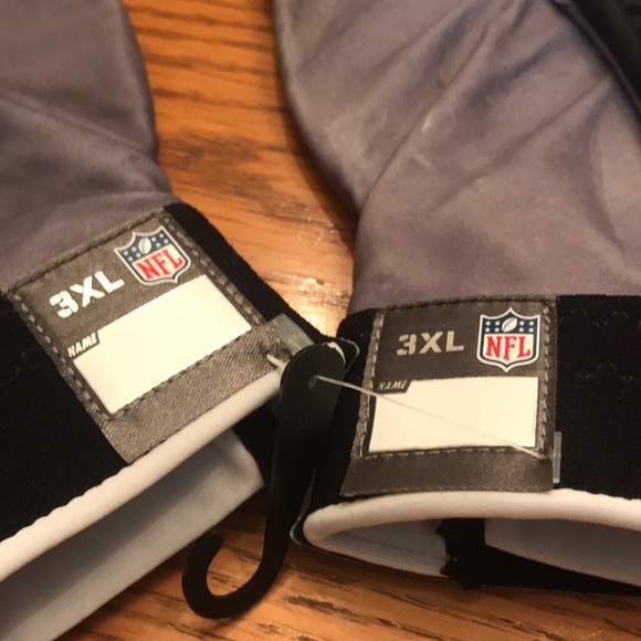 Nike Football Gloves - Picture 3 of 6